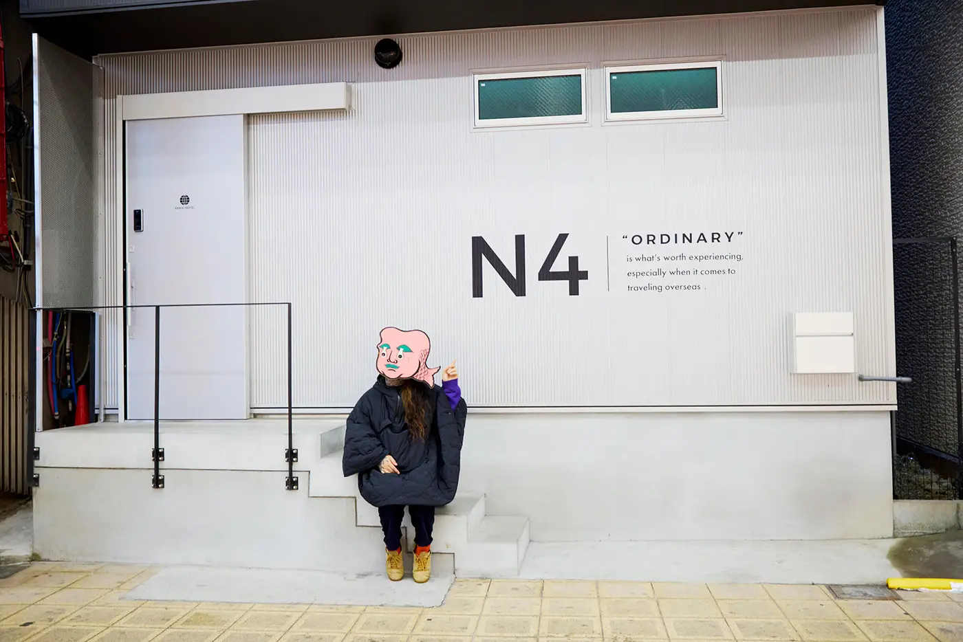 這是世界飯店（SEKAI HOTEL）的其中一棟客房。花道本町沿線共有三棟這樣的客房大樓。