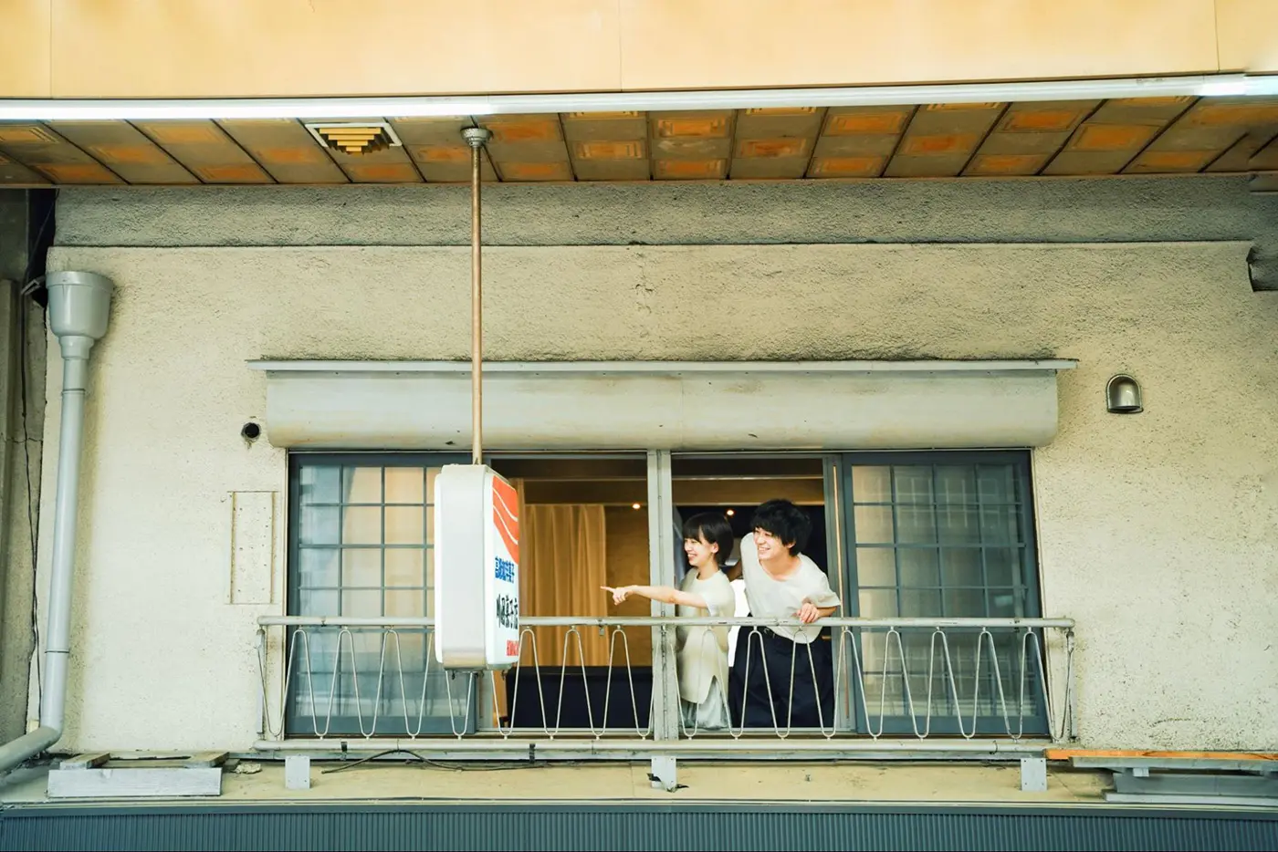 客房的窗戶可以欣賞到「購物街景色」。