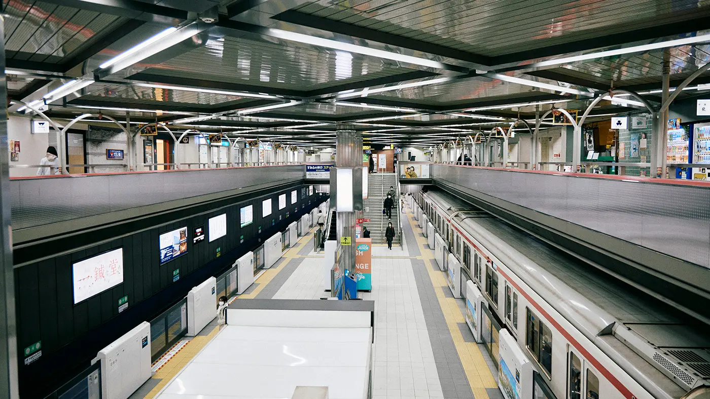 ホームから吹き抜けになった改札階からは、走る電車と、両サイドに並ぶお店、行き交う人々を見渡すことができます。