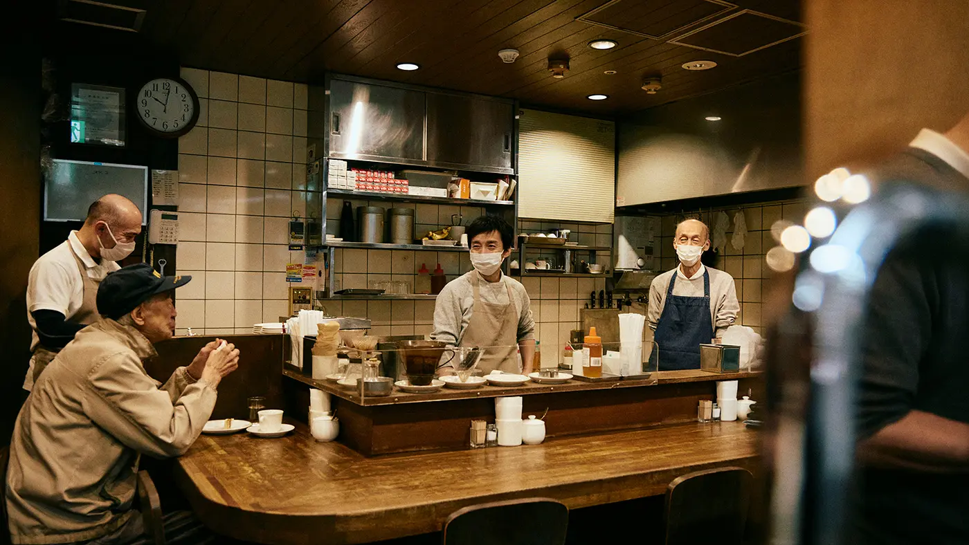 朝イチとお昼は、地元の人で混み合う。