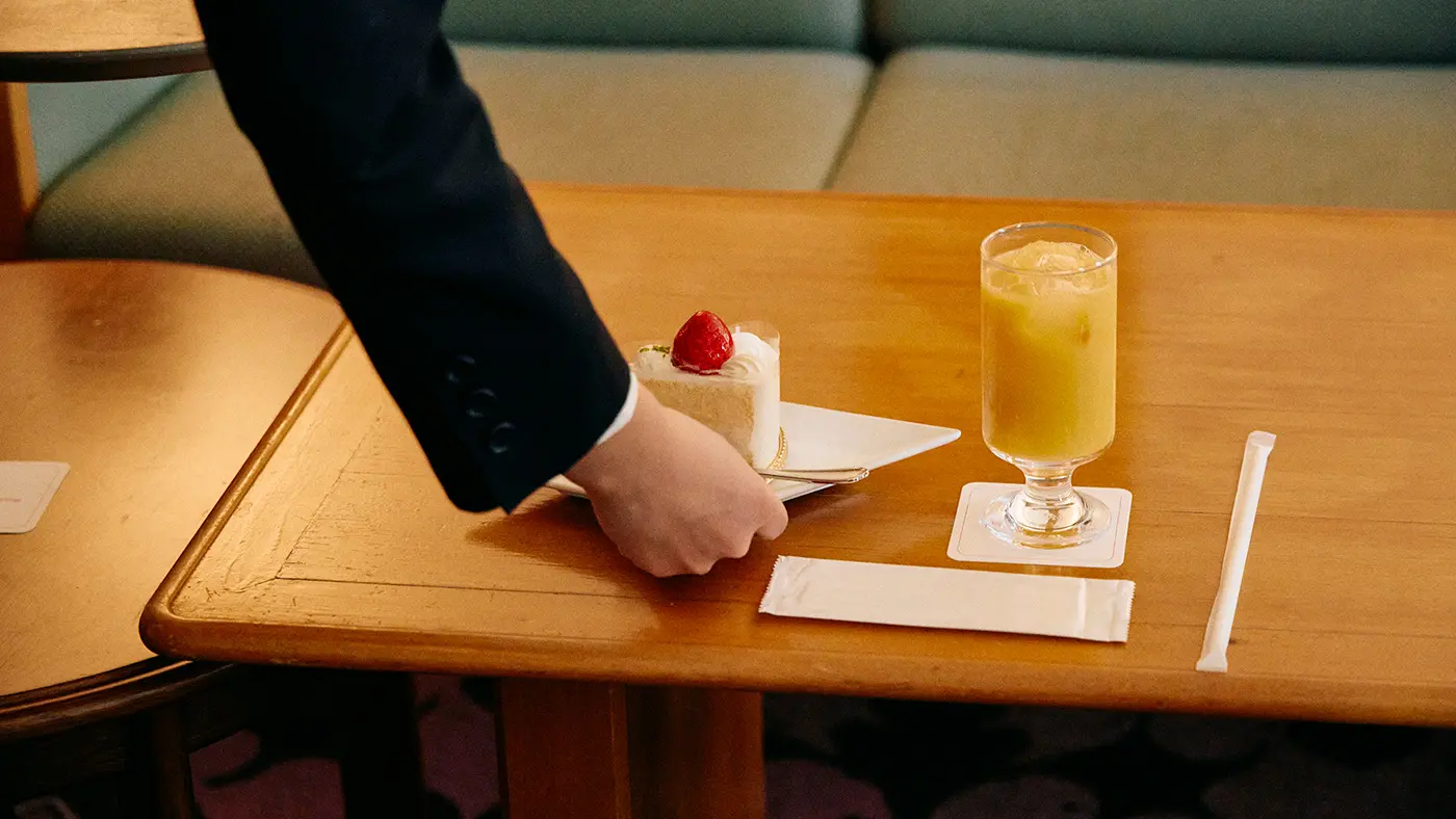 お手本のようなオレンジジュースとショートケーキ。