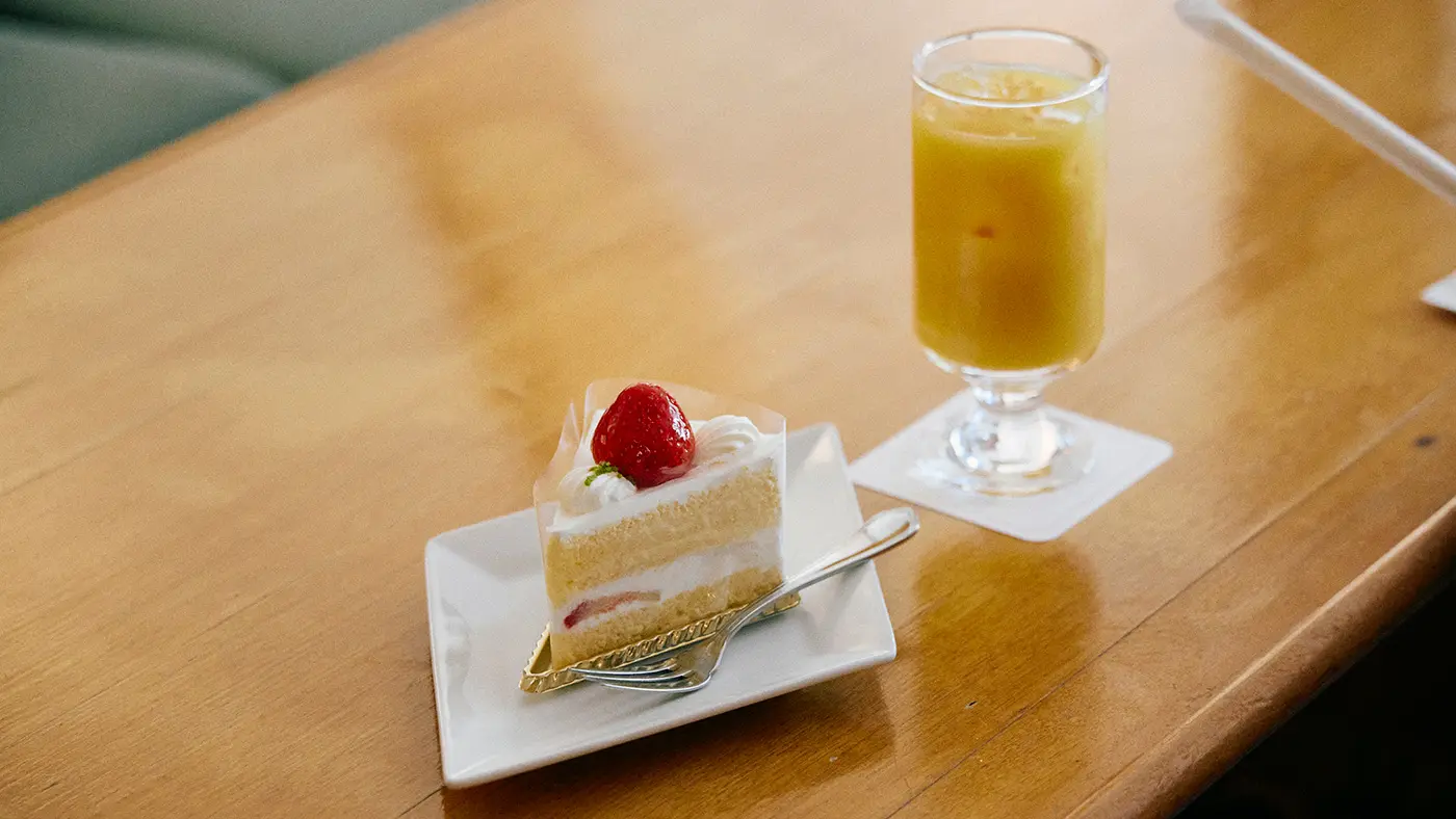 オレンジジュースとショートケーキ