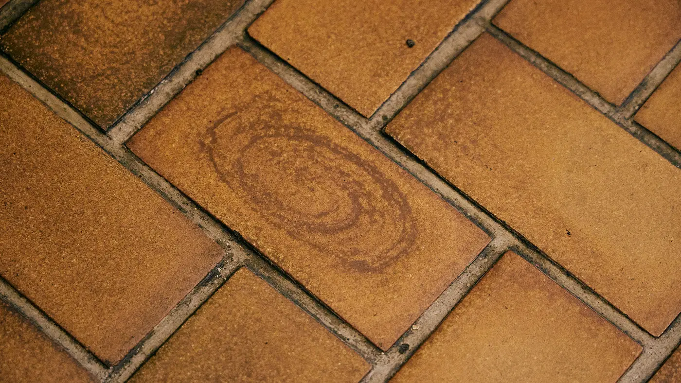 指紋のような渦巻きは、土練機（どれんき）で粘土を押し出す製法の跡。