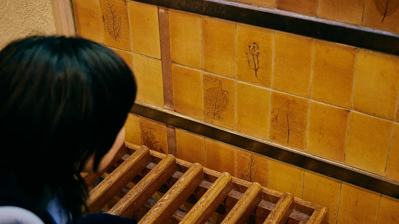 フロントカウンターのタイルは押し花みたい。聞けば職人さんがいないため、再現が難しいものだそう。