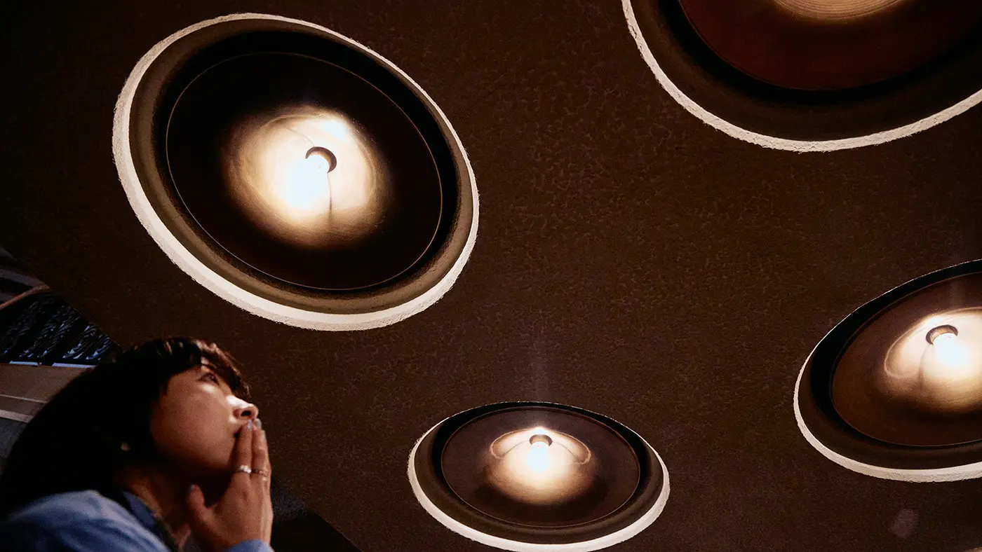 70年万博の世界観を思わせるダウンライト。宇宙にいるみたい。