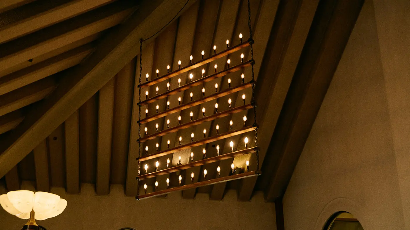 照明の形もさまざま。この照明はスタッフ内のファンも多く、「いかだ」「ちゅんちゅん」などのあだ名があるらしい。かわいい。