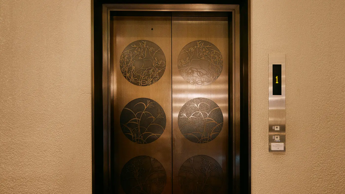 このエレベーターの絵は、ホワイエ上の丸窓とおそろいのデザイン。