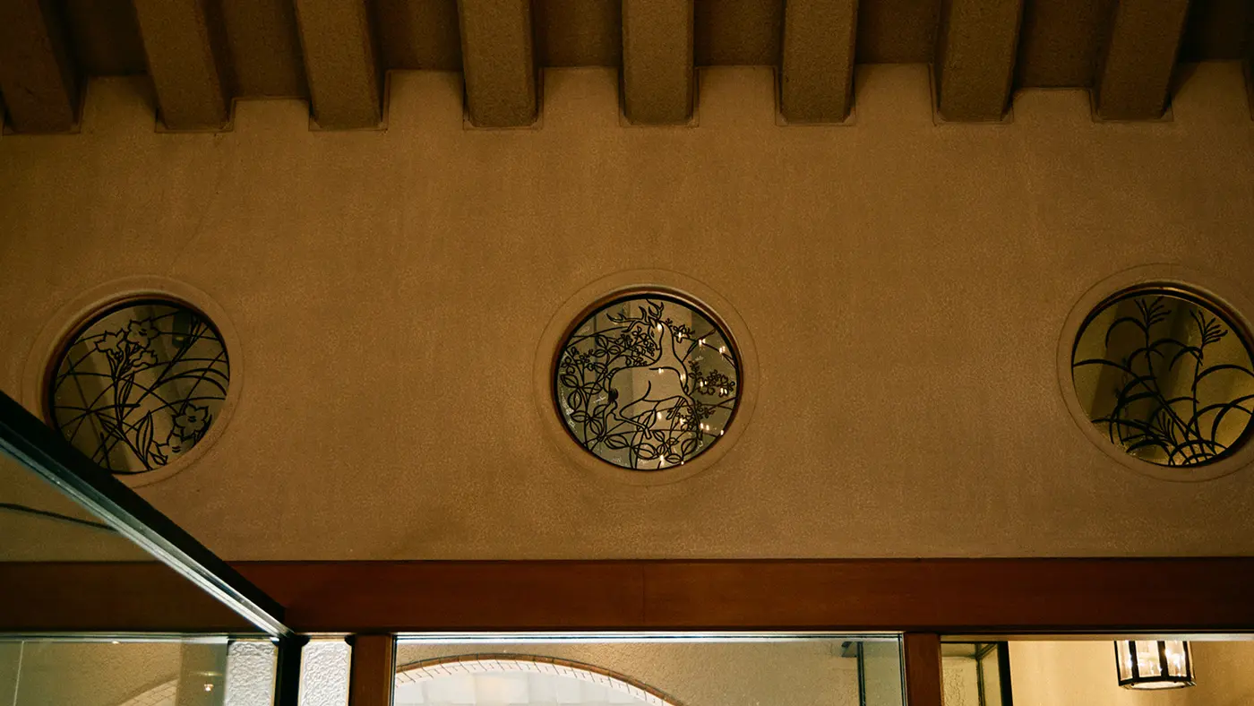 このエレベーターの絵は、ホワイエ上の丸窓とおそろいのデザイン。