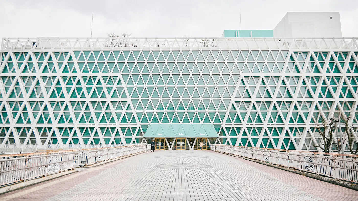 きれいな青緑に、白いフチの三角ずらり。目の前いっぱいにそびえ立つこの建物は「千里阪急」。