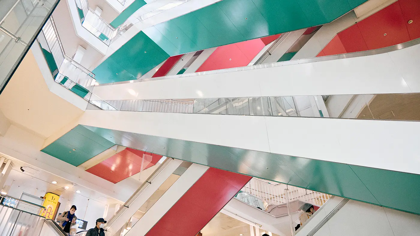 このエスカレーター、おなかが鮮やかな緑やピンク。下から見上げる景色が最高……。