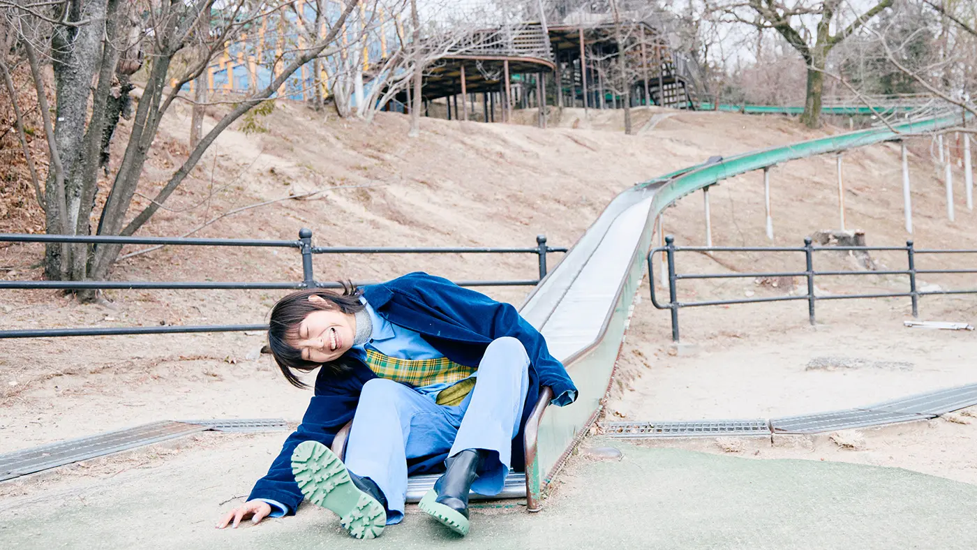 滑り降りてきた勢いで手をつきながら着地、を再現。