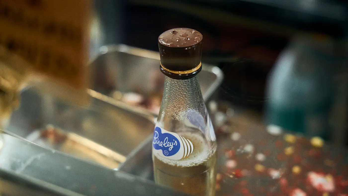 たこ焼は最後、香り付けにこれをひとふり。バヤリース瓶だけど中身は白ワイン。初代おじいさんから続く「隠し味やな、隠してないけど」とのこと。