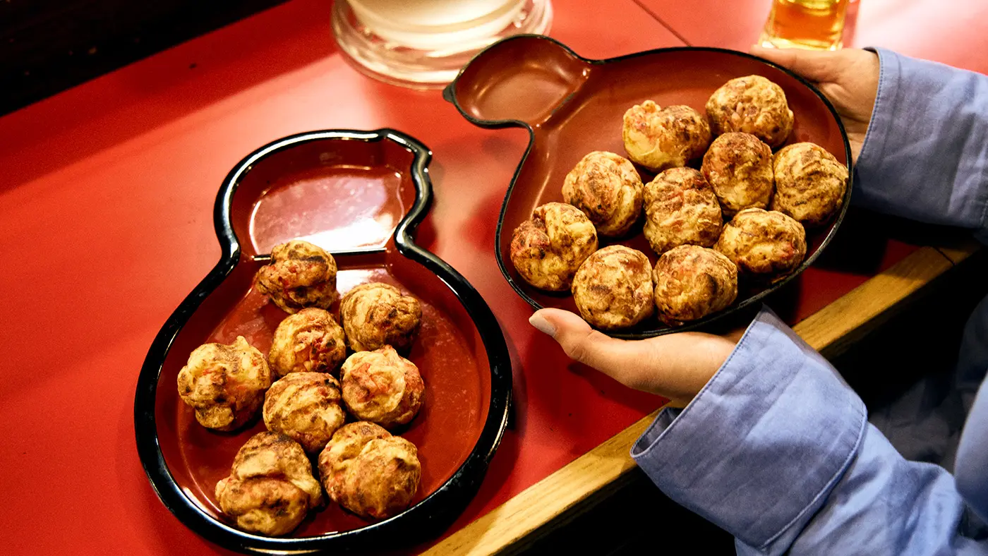 左が新入り、右が古参。50年以上続く中で、お皿も、お皿職人さんも、次代へと継がれています。