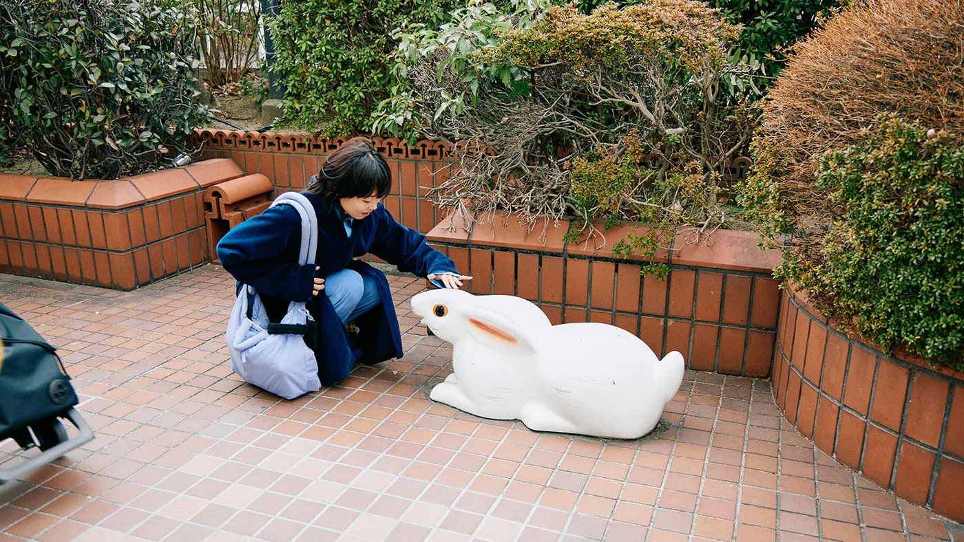 ここ、昔は長いワニがいたけど、今はウサギがいる。おまいさんもいつか「懐かしーい！」って駆け寄ってもらえるといいね。