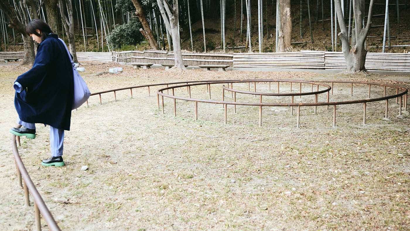 通り沿いには、少し不思議な遊具も。