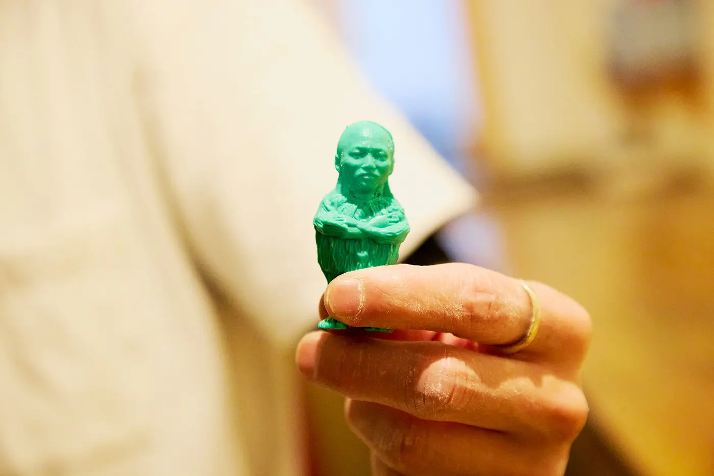 從模型上取下可拆卸窯爐後，就可以看到梶原先生的臉了。