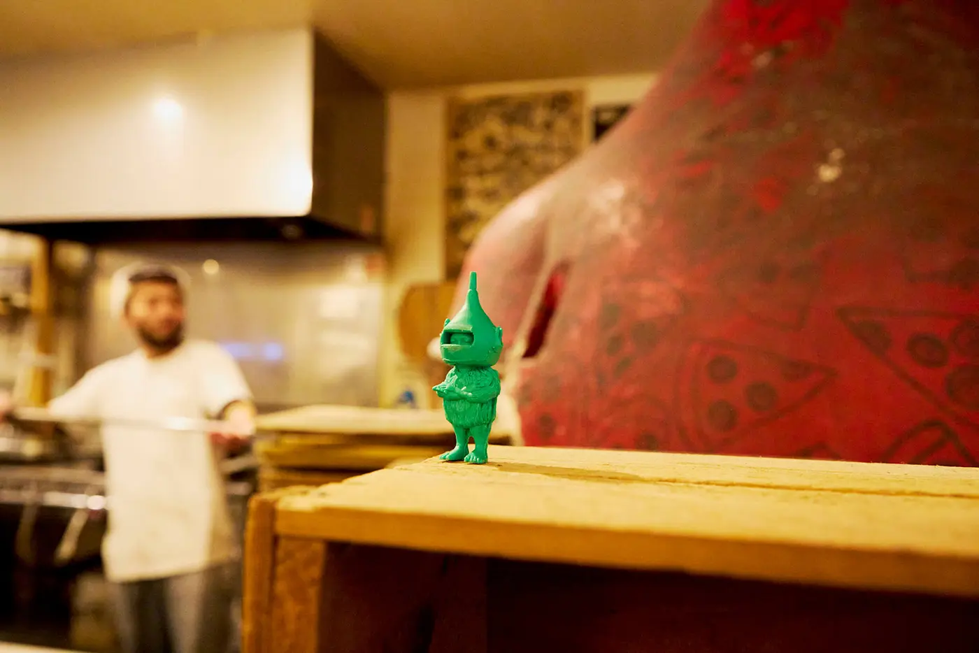 以那不勒斯烤爐為背景，拍一張紀念照。