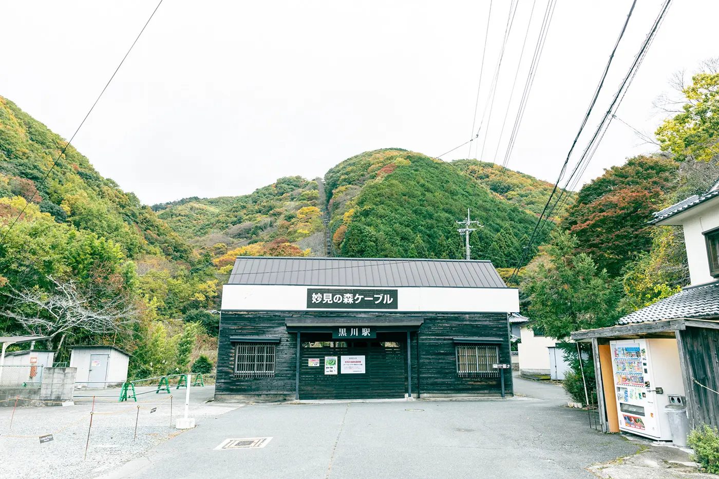 「妙見の森ケーブル」の駅舎。