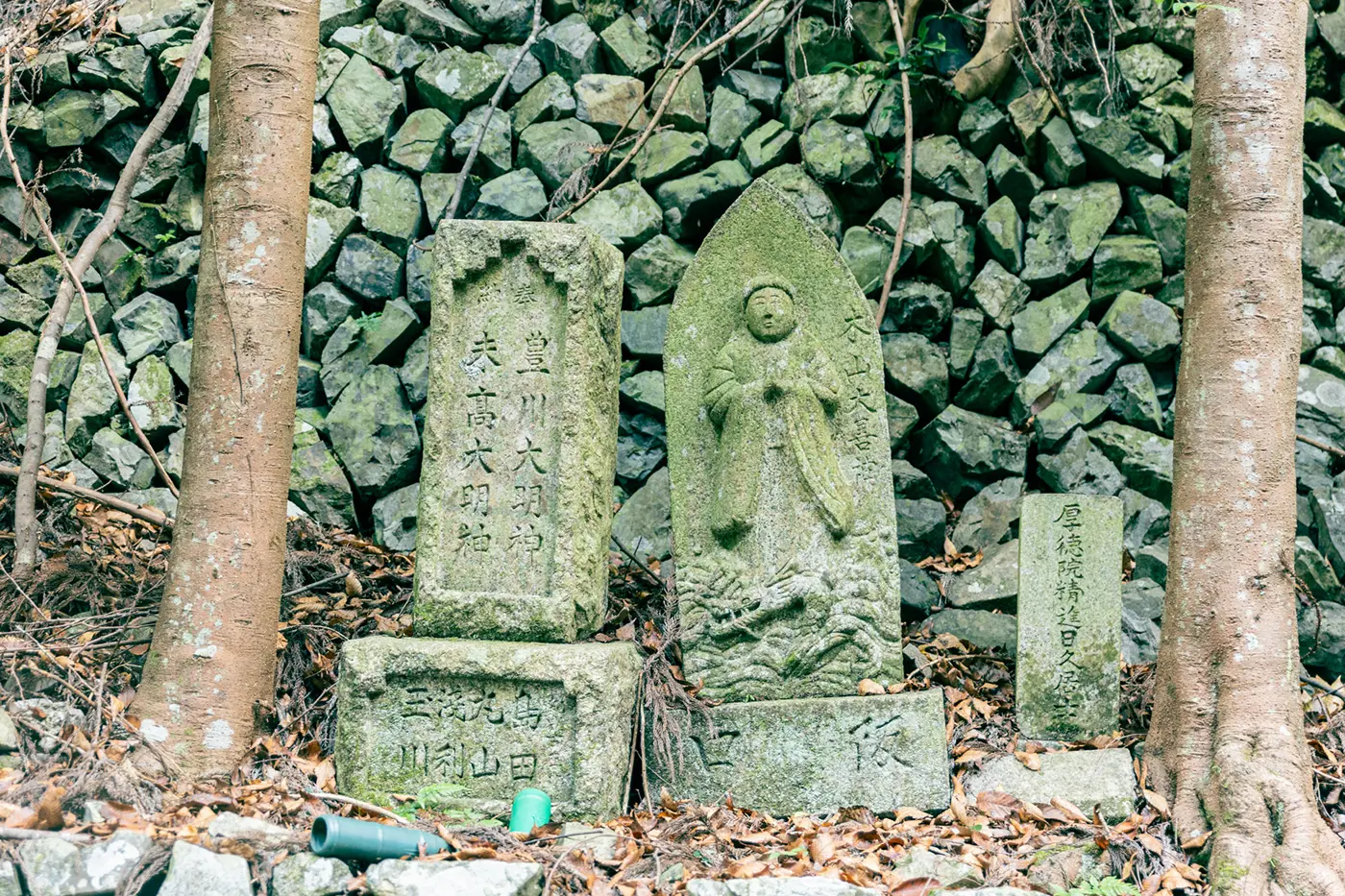 参道の脇にはさまざまな石碑