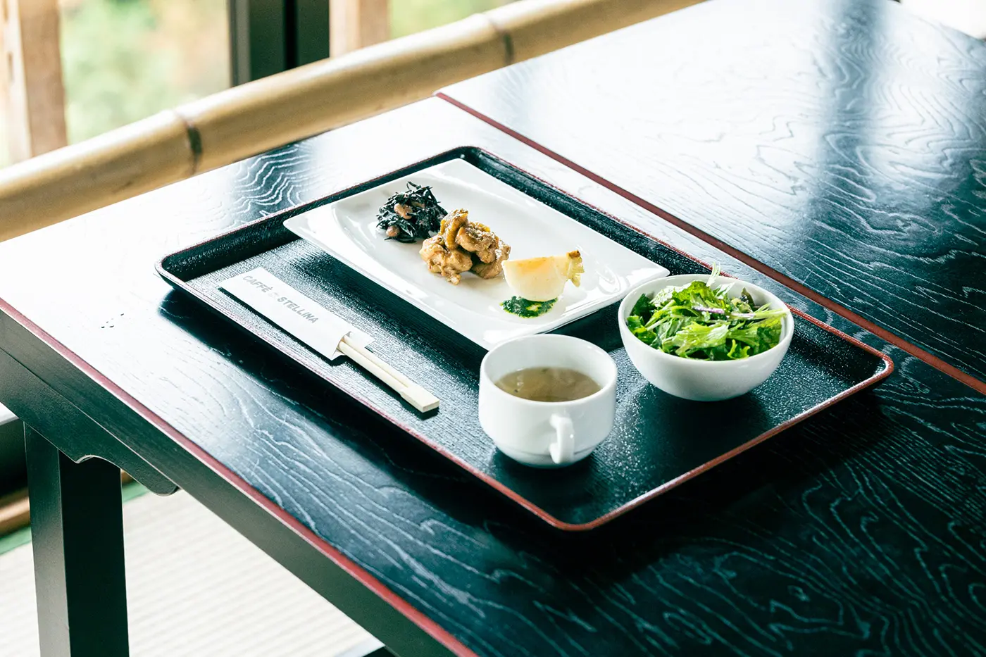 いちじくと朝引き鶏の照り焼き、カブのグリル、マスカルポーネとひじきの和えもの。