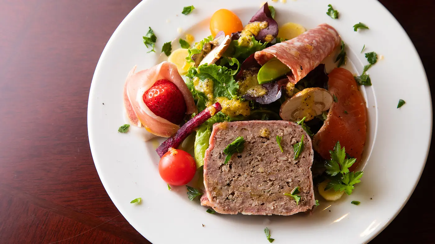 鹿と猪を使ったジビエのテリーヌと地元産野菜の前菜盛合わせ