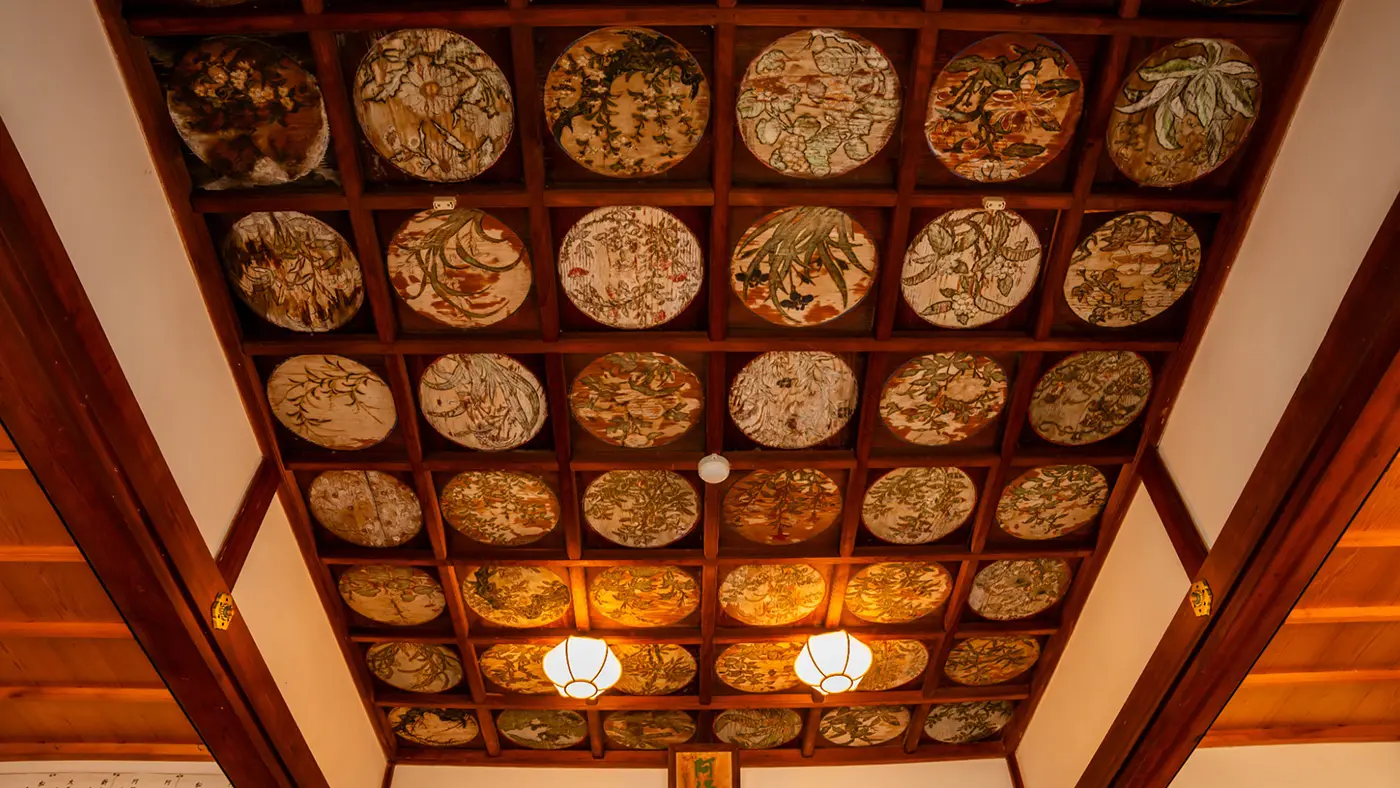 阿保（あお）神社の花天井