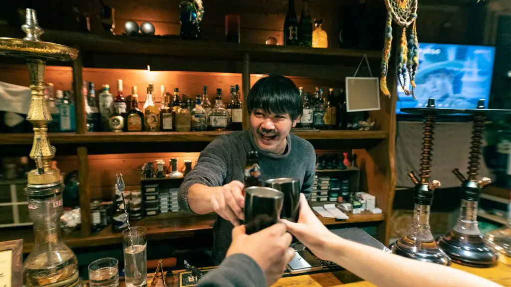 cafe&bar 旅人の家の店主のチュウリンさん