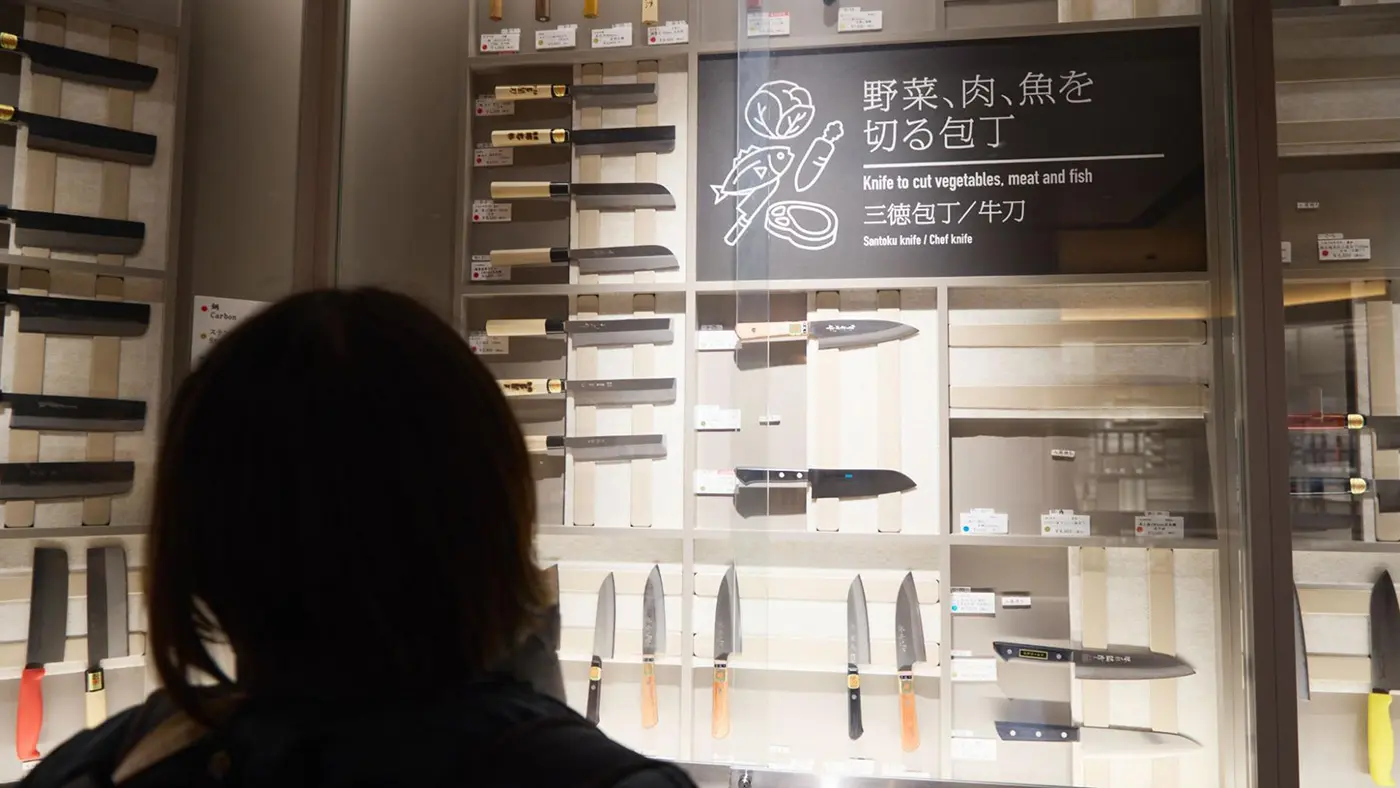 1階には堺のさまざまな工房でつくられた包丁が展示・販売されています。