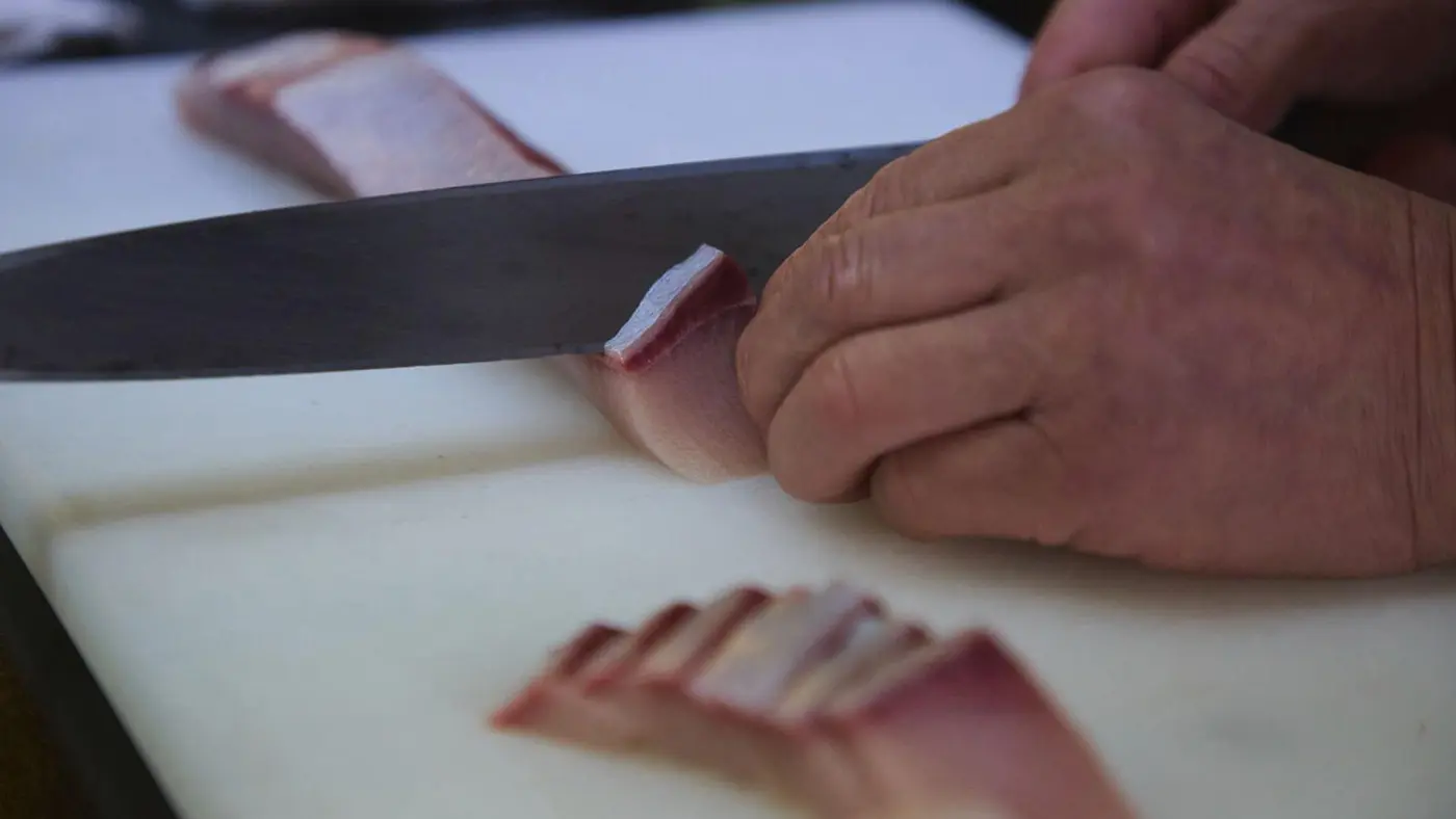 「刺身を切る包丁は、刃が長いんです。刃が短いと断面がきれいに切れないでしょ。