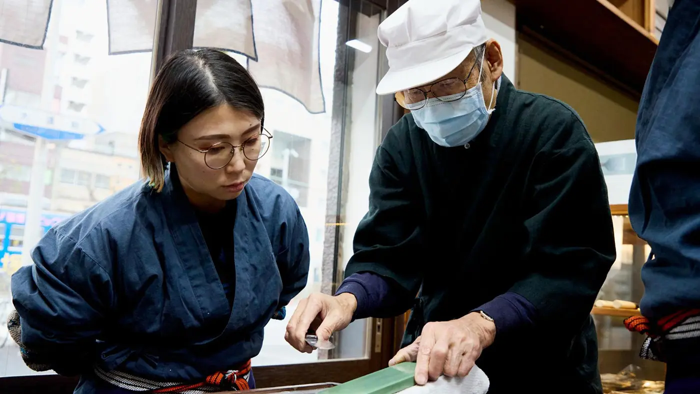 包丁研ぎを教えてくれるのは、包丁を研ぎ続けて62年の大ベテランの職人さん。