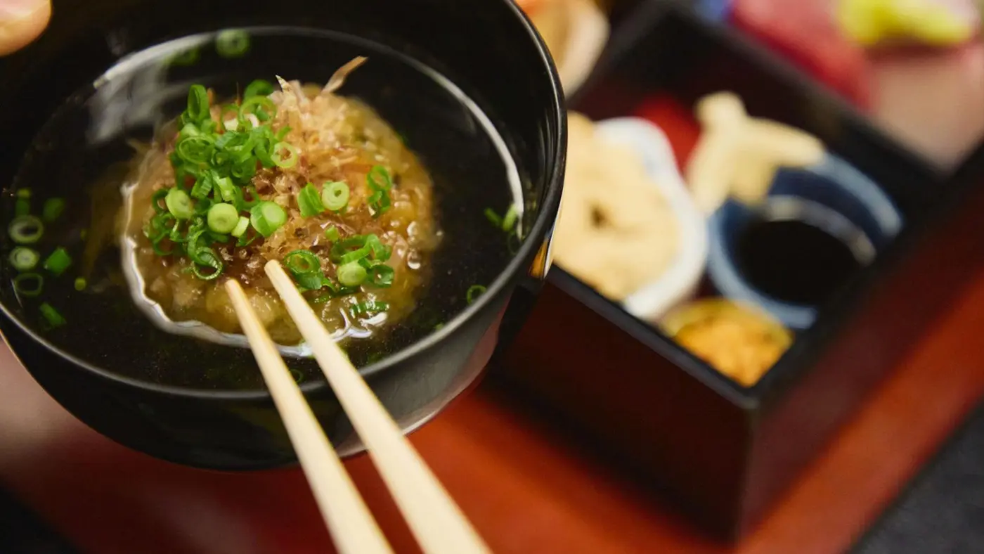 もち月の名物、椀物に入った饅頭は、40分かけてじっくり練り上げた葛に、蛸やくわいなどさまざまな具材が入っており、お出汁の浸り具合が絶妙！