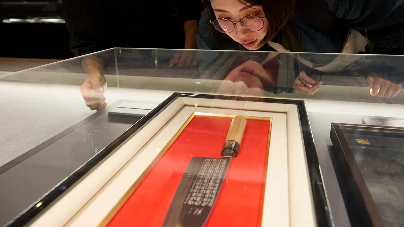 これは、なんと包丁の腹に魚の漢字が彫られた出刃包丁。こ、細かすぎる〜！！