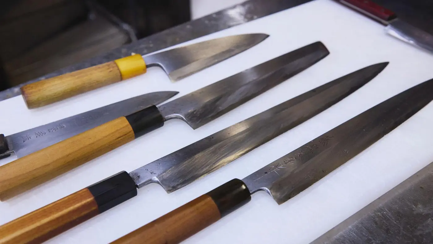 奥から、小出刃、ペティナイフ、鱧切り包丁、刺身包丁2本