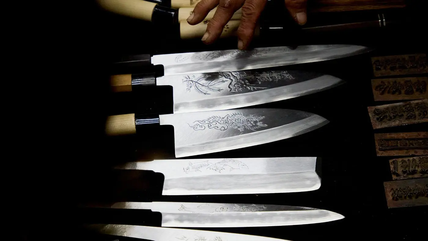 すらりと輝く刀身、食材の繊維を傷つけずソリッドに切り出す刃の繊細さ。