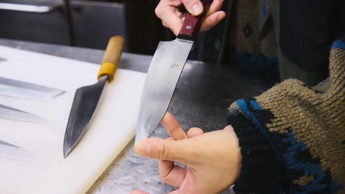 三徳包丁も、刃先が軽くS字に湾曲していますね。