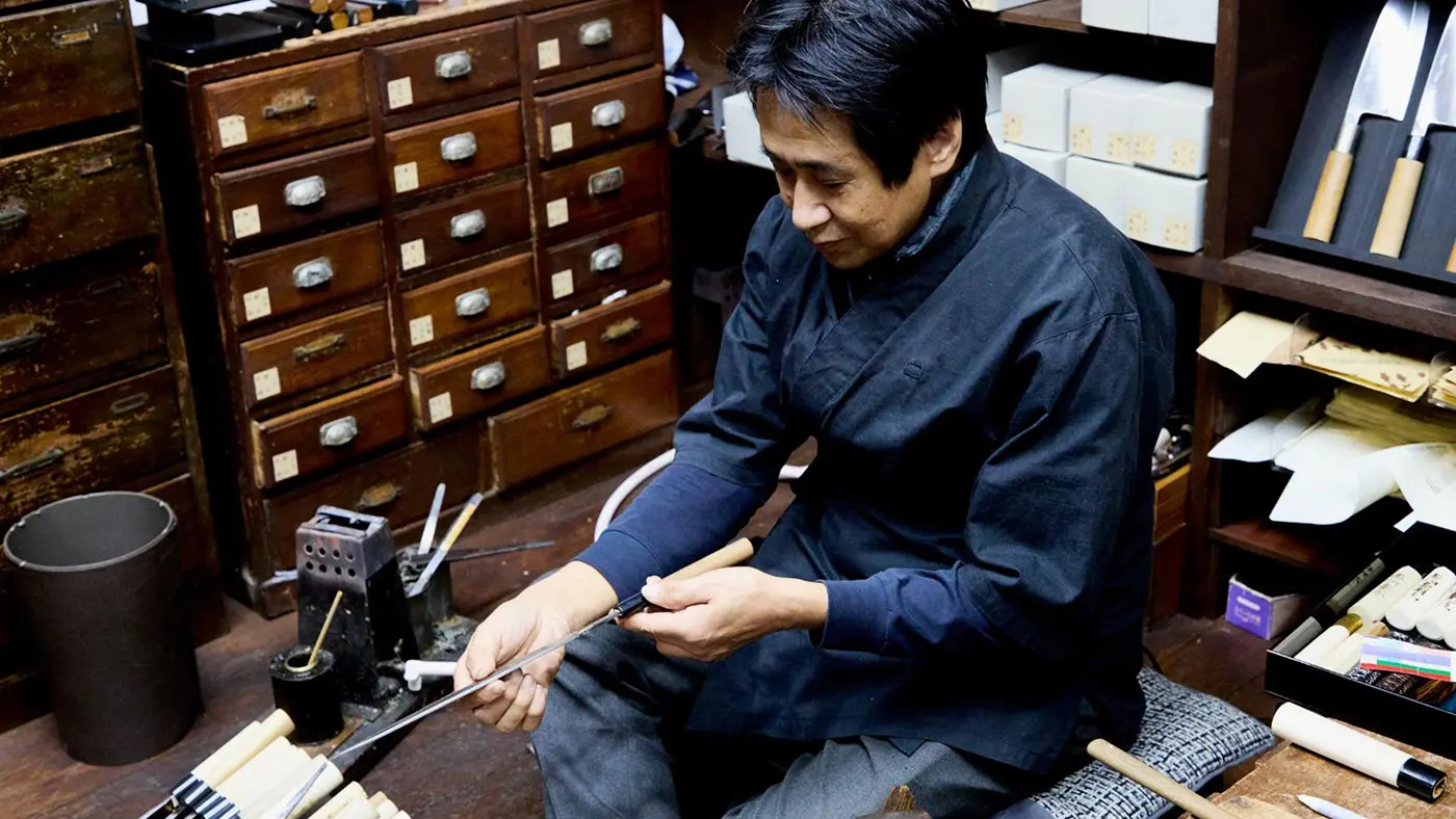 和田商店は創業から150年を超える老舗で、現在は包丁の販売や、包丁研ぎのメンテナンスなどもおこなっていますが、もともとは柄つけの専門としてはじまったそうです。