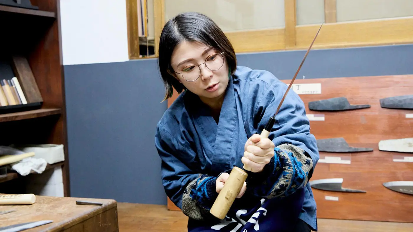 木槌でたたくごとに刃が柄にすいこまれていき、次第に包丁の姿へと変わっていきます。