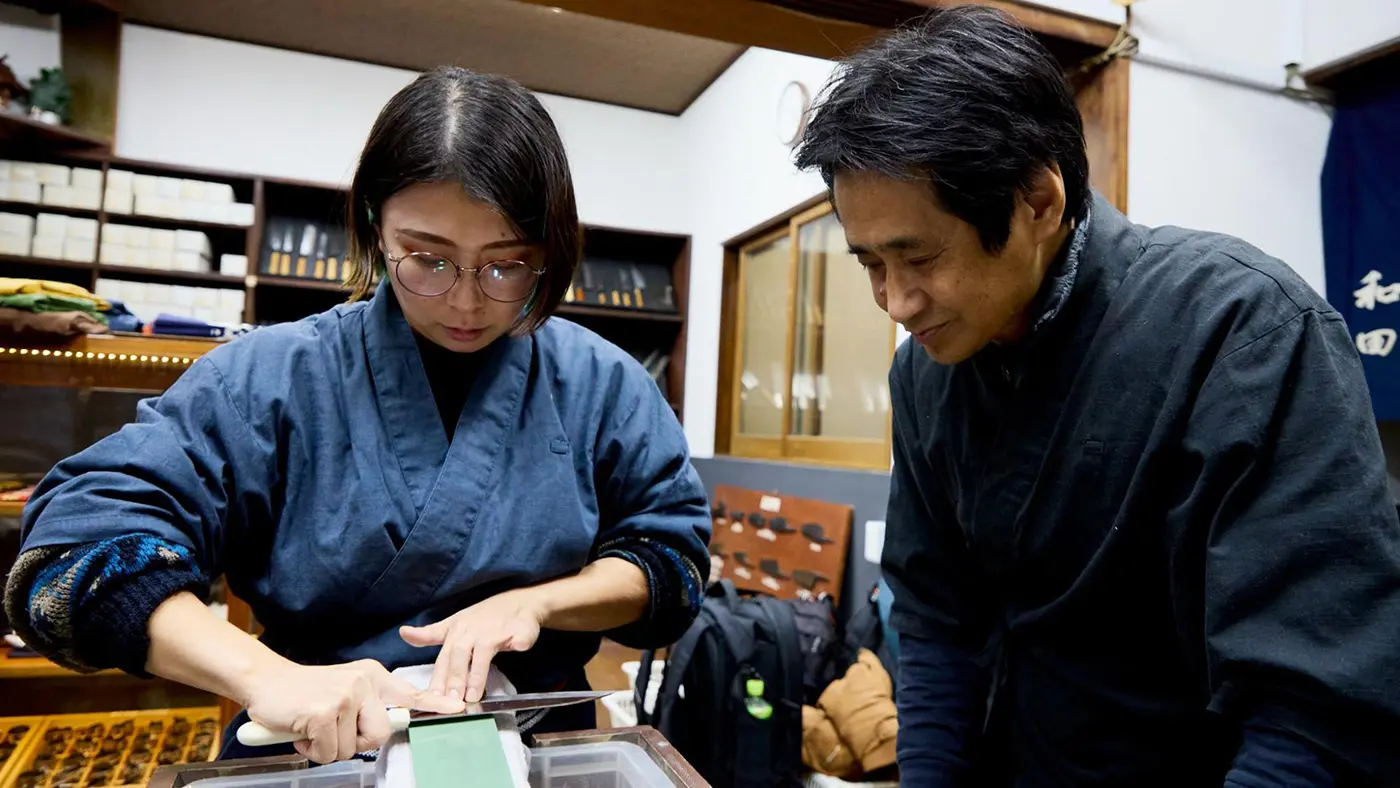 研ぎたい部分を意識しながら、力を入れ過ぎず、丁寧に研ぐのがコツ。