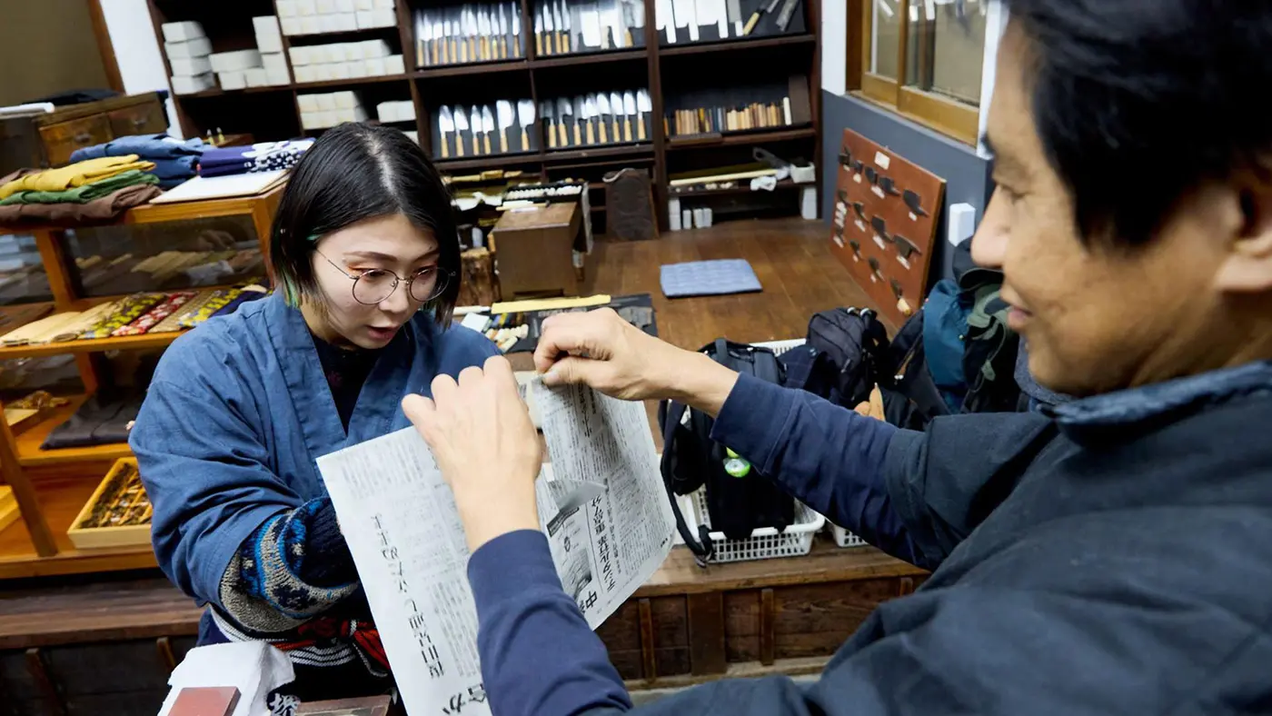 研ぎ上がった包丁は、新聞紙がスパーーーーーッと真っ二つに！