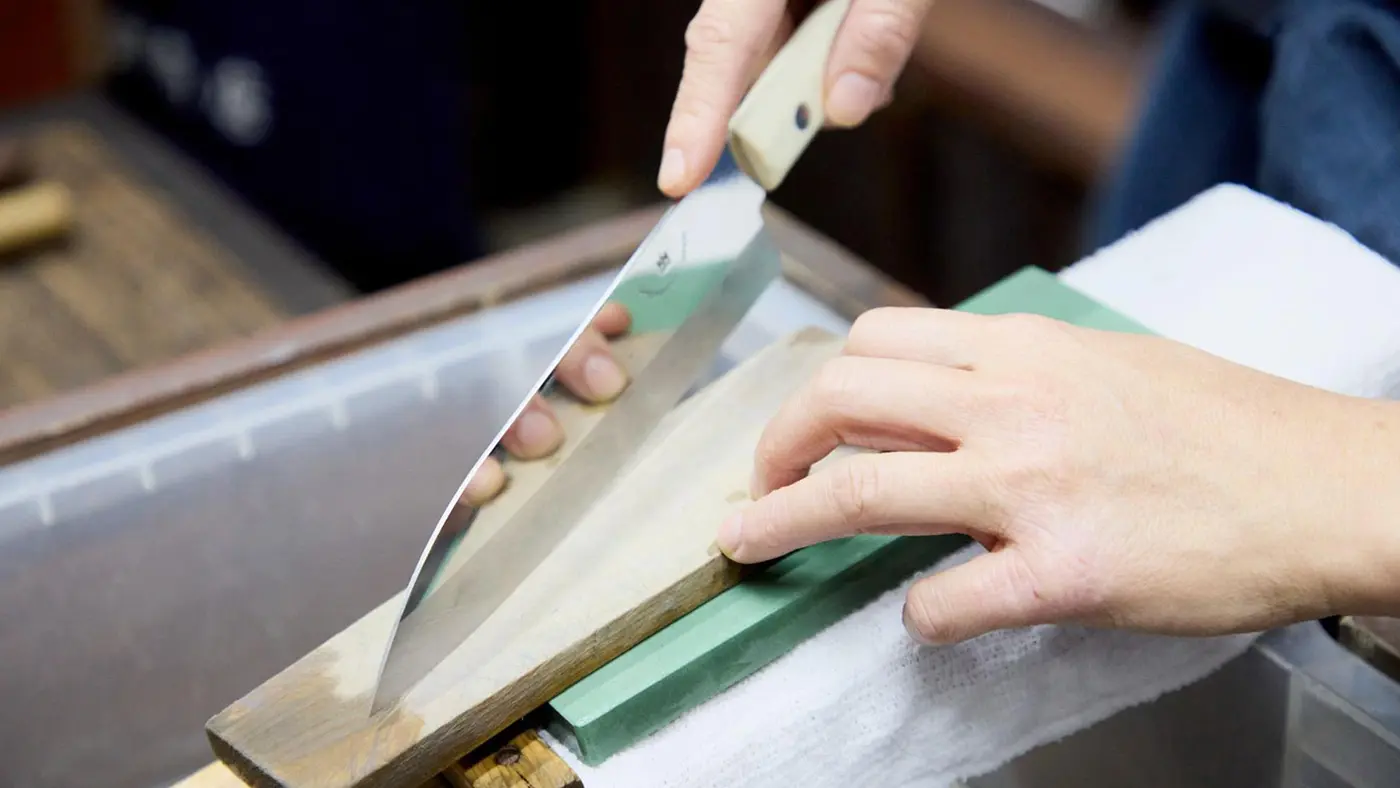 「切れる包丁というと刃先がなめらかなイメージがありますが、実はそうじゃないんです。