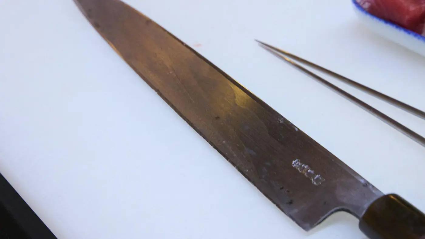 家業であるお店を継いだ際に、懇意にしている包丁屋さんから送られたという刺身（柳葉）包丁。