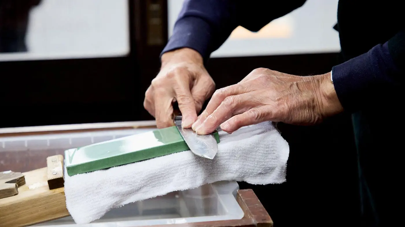 刃が砥石に15度の角度で当たるよう意識しながら、1箇所につき5往復、部位によって角度を変えて丁寧に研いでいきます。