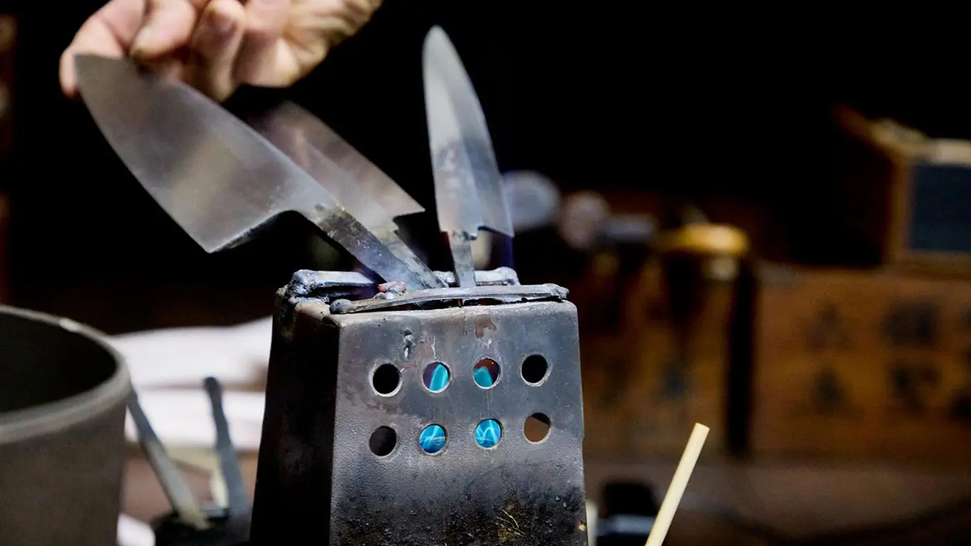 研ぎ体験のあとは、包丁の柄付けです。