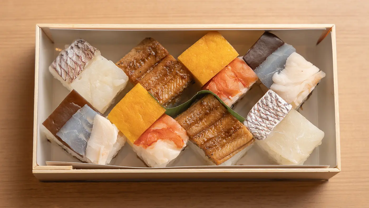 一方、食の都として栄えてきた大阪では、室町時代から親しまれていたサバやアジなどの大衆魚を使った「押し寿司」の派生として、明治初期に鯛や穴子などの高級食材を使った「箱寿司」が誕生。