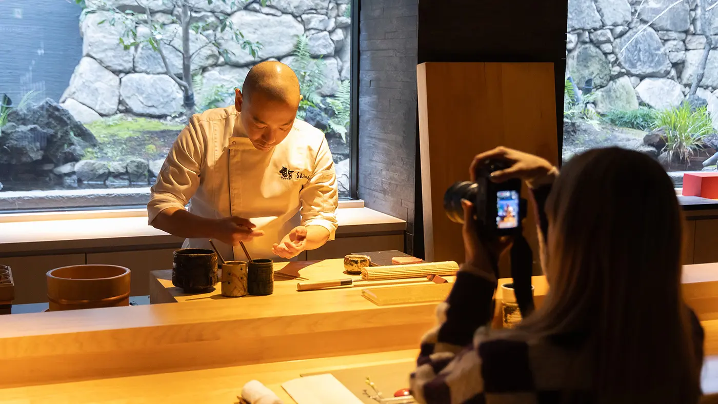 大将の川下大輔さんによる華麗な技に見惚れ、カメラに収めるフランキーさん