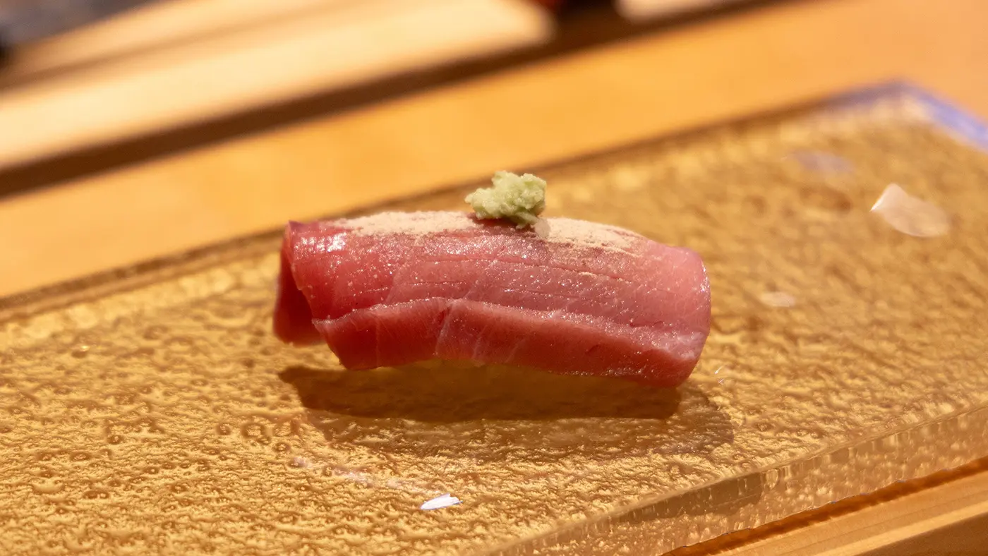 気仙沼産の天然本マグロを使ったトロは、シャリとネタの間に薬味を加えたネギトロを忍ばせ、マグロの本枯節の香りと専用塩がアクセントに。