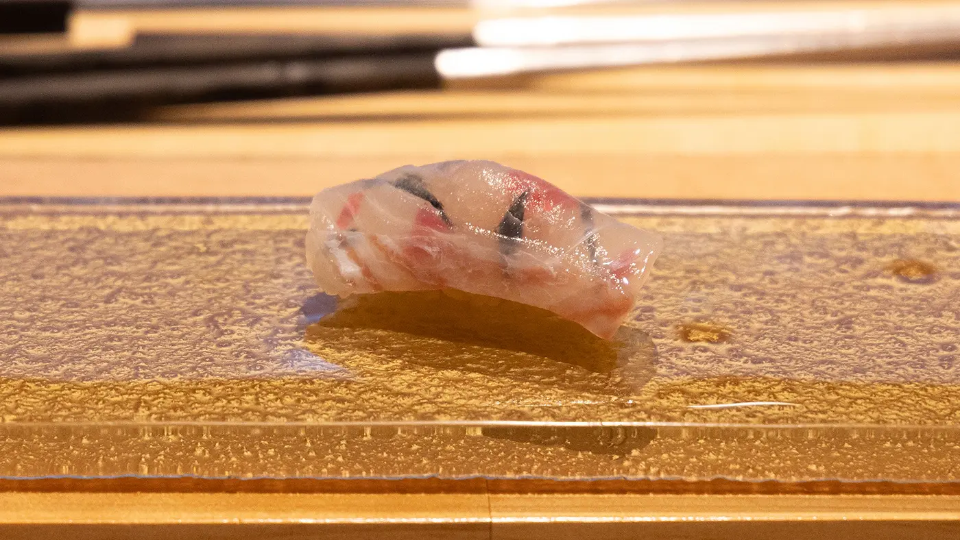 ヒラメは2枚のネタを重ねて錦鯉のような美しさを演出。明石で水揚げされた天然ものを使用し、ネタとシャリの間に専用の醤油で作ったエンガワの醤油漬けを挟み込んでいます。