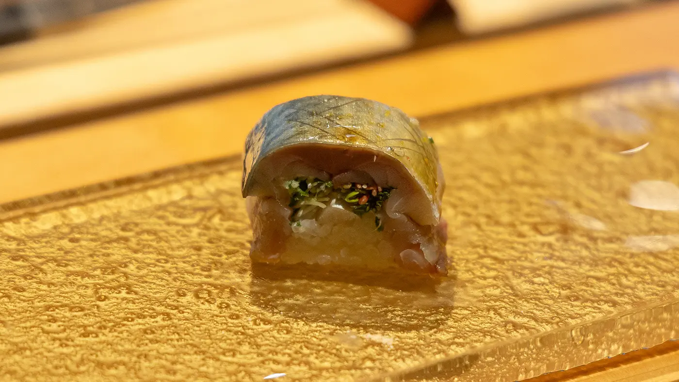 サバの棒寿司は、豊後水道の関さばを使ったしめ鯖とシャリの間にガリの千切り、大葉の千切り、錦胡麻、浅葱、ブロッコリースプラウトを挟み、幾重もの食感を楽しむことができます。