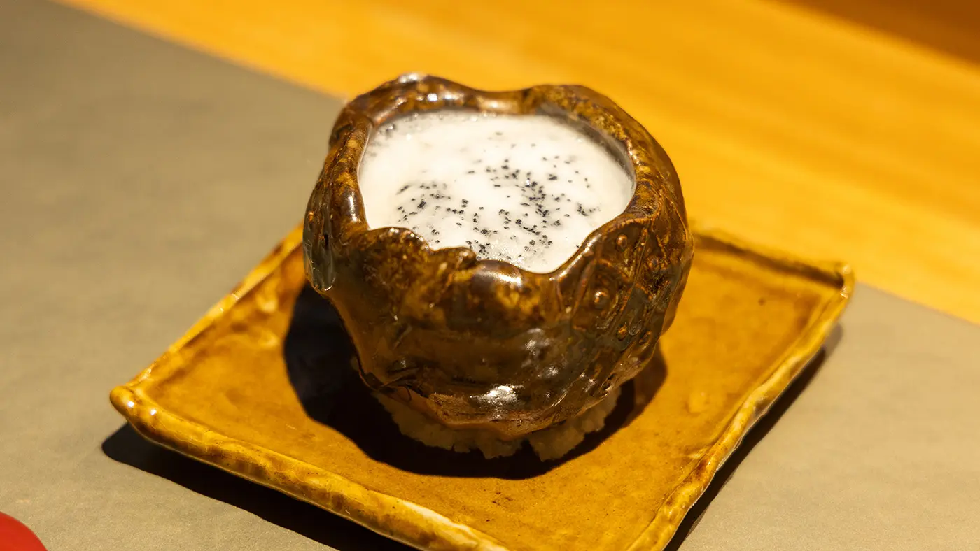 ソースの下に柔らかな食感のネタをしのばせた白子。完全天日塩と竹炭の塩が、粒の食感と香ばしさを加えます。