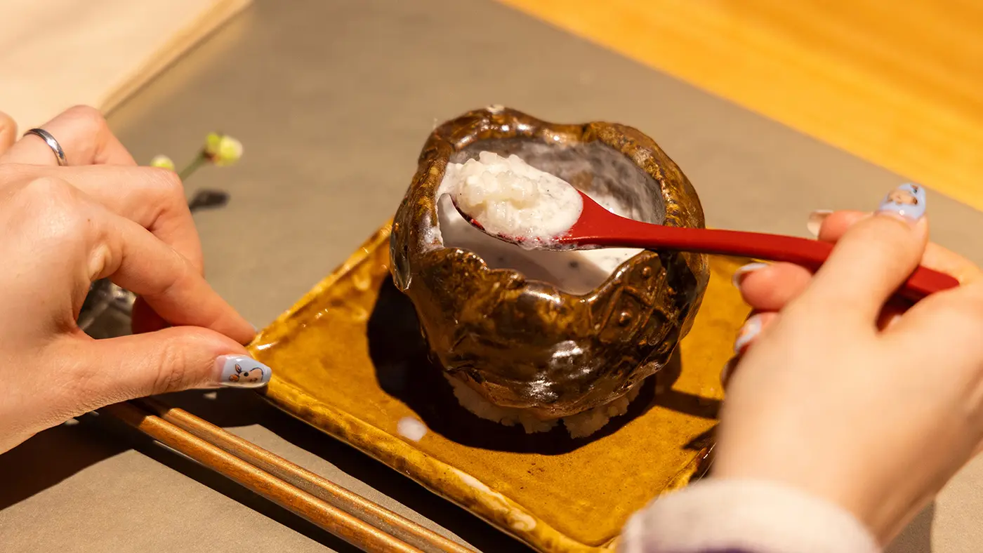 最後はボール状のシャリを白子ソースにダイブさせ、リゾットのような味わいに。濃厚な白子ソースとシャリの酸味＆甘みが絶妙にマッチ。